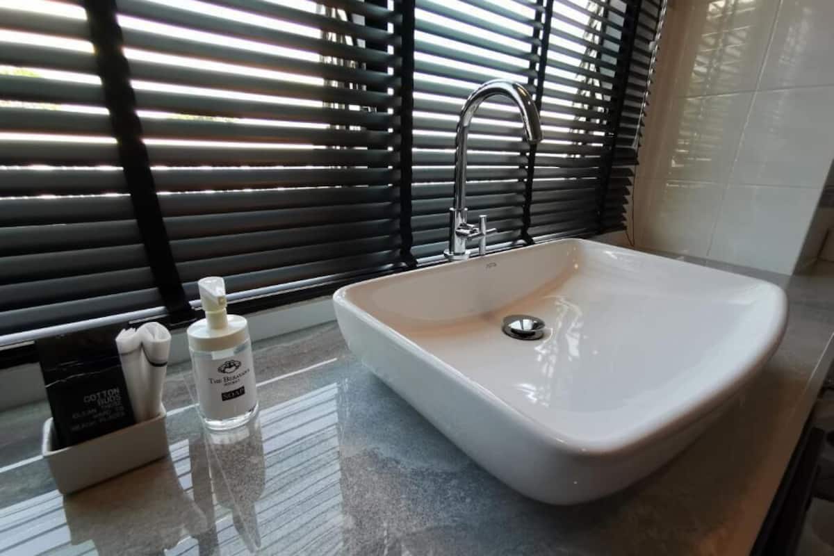 deluxe quadruple room, city view | bathroom | shower, free toiletries, hair dryer, slippers
