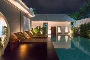 室外游泳池,08:00 至 21:00 开放,日光浴躺椅