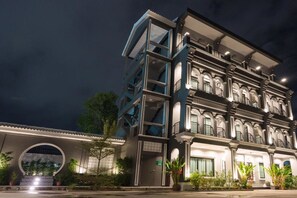 Front of property – evening/night - The Besavana Phuket (Phuket)