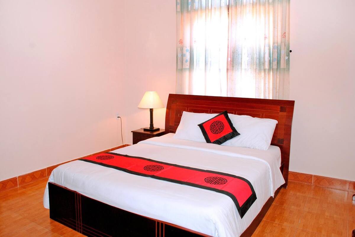 Minibar, desk, WiFi (free)