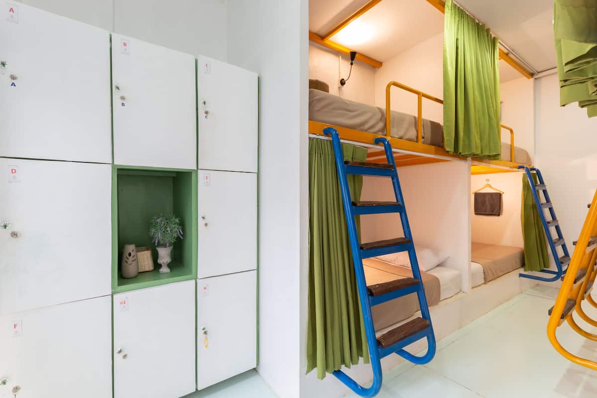 Bed in 8-Bed Mixed Dormitory Room | 隔音、免費無線上網、床單