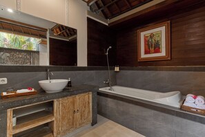 Baignoire et douche séparées, articles de toilette gratuits