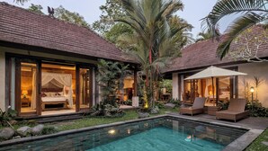 Un resort con piscina, mobiliario exterior y un jardín bien cuidado.