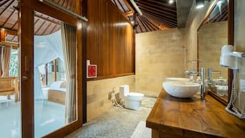 Ducha, artículos de tocador gratuitos, secador de pelo, toallas