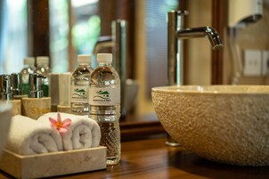 Ducha, artículos de higiene personal gratuitos y secador de pelo