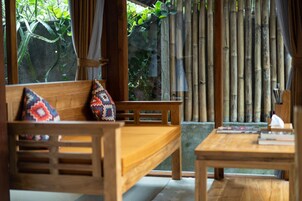 Villa, 1 habitación, vistas al jardín | Zona de estar | Una televisión de pantalla plana