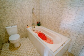 Shower, free toiletries, towels, soap - Sekembang Ubud Villa (Ubud)