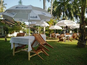 Outdoor dining - Sonri Villa (Unawatuna)