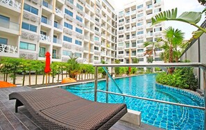 2 hồ bơi ngoài trời 
