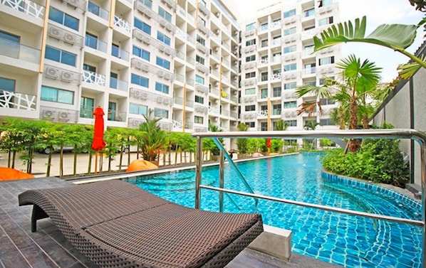 2 outdoor pools
