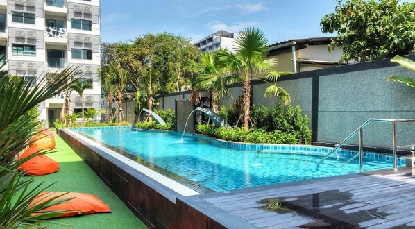 2 outdoor pools