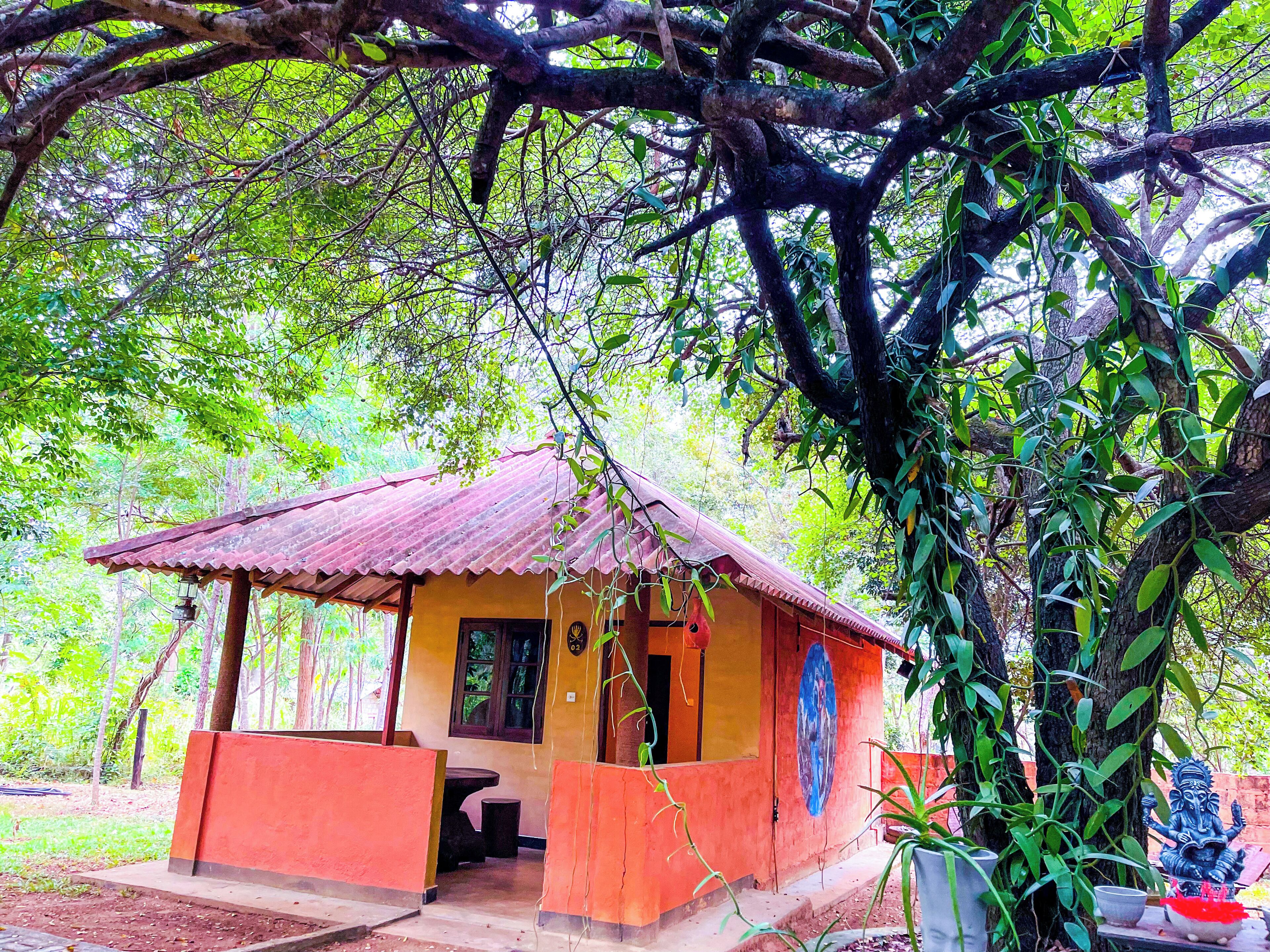 Une petite construction à un seul étage, dotée d’un toit en tôle ondulée, d’une porte et d’une fenêtre.