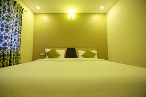Premium bedding, desk, free WiFi