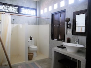 雙人房 | 浴室 | 淋浴設備、免費梳洗用品、風筒、提供毛巾