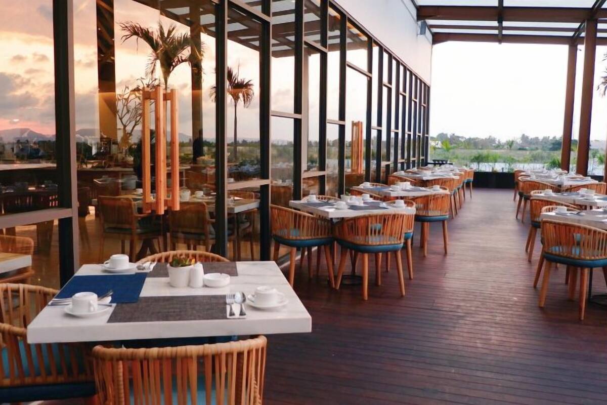 breakfast, lunch, dinner served; local and international cuisine