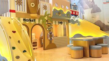 Zona infantil con mercado, cafetería y club de playa.