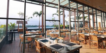 供应早餐、午餐和晚餐，本地与国际菜