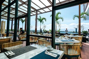 Se sirven desayunos, almuerzos y cenas; cocina local e internacional