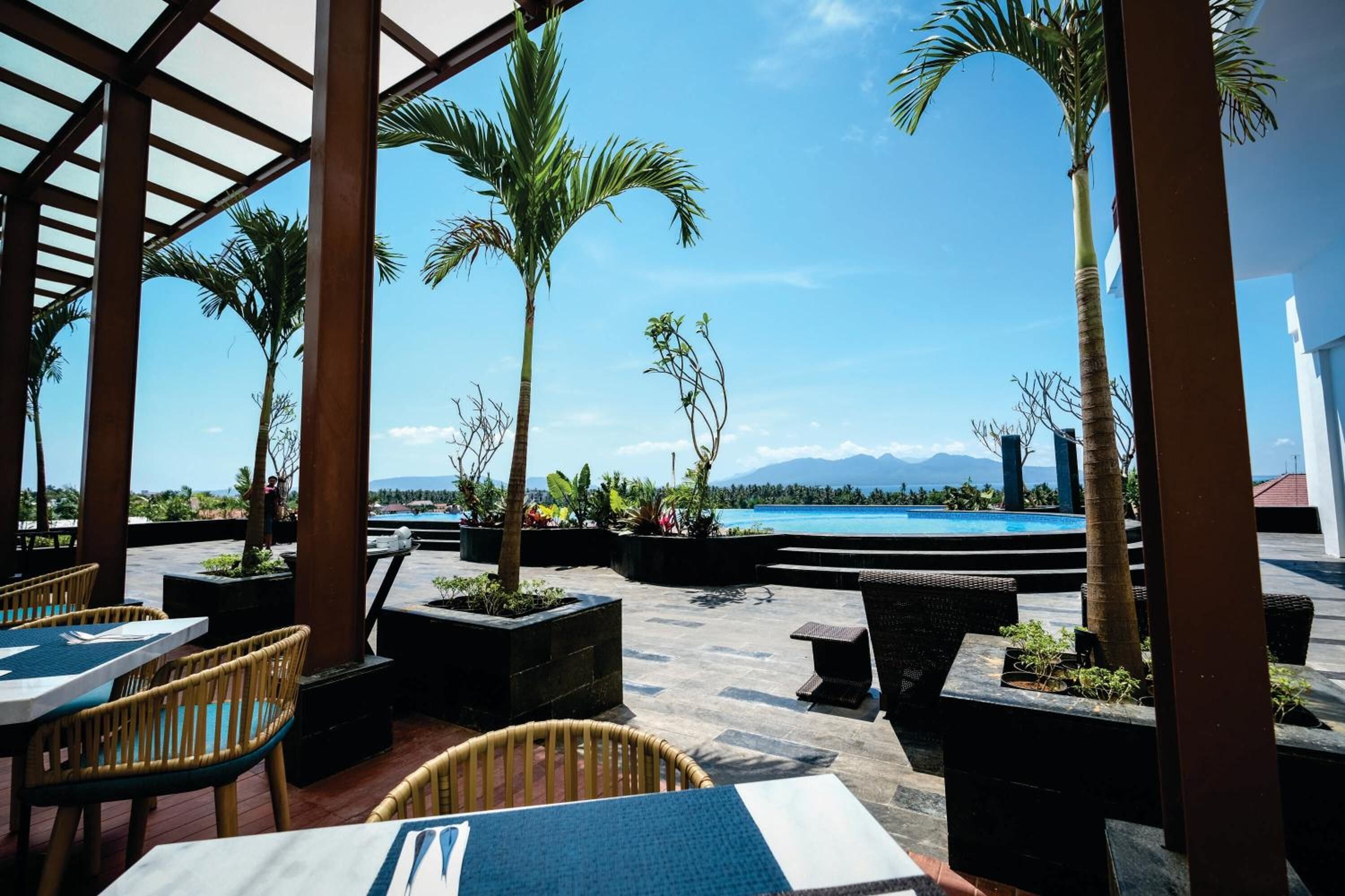 Breakfast, lunch, dinner served; local and international cuisine 