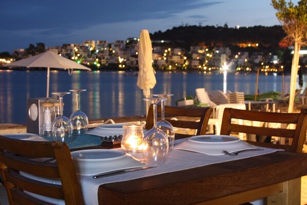 Breakfast, lunch, dinner served; Italian cuisine