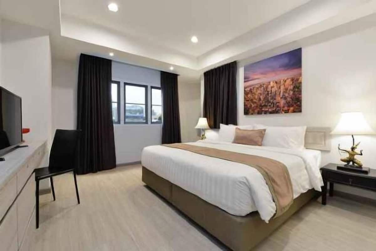 Premium bedding, in-room safe, desk, blackout drapes