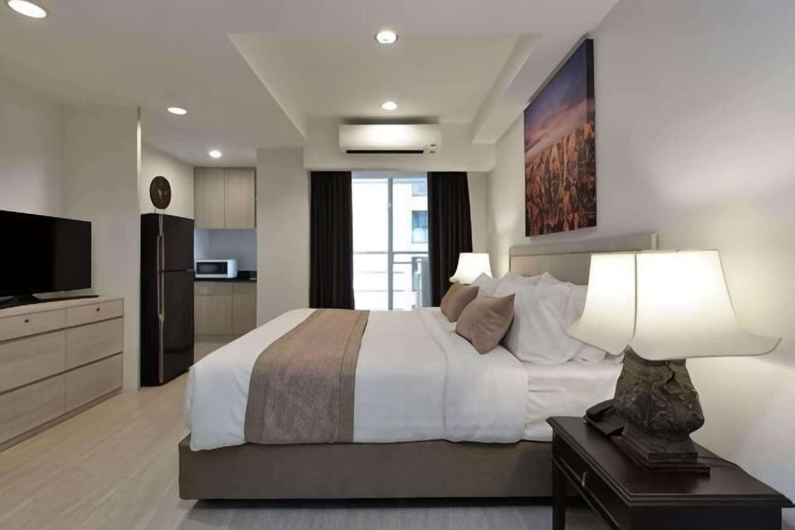 Ropa de cama de alta calidad, caja fuerte, escritorio y cortinas opacas