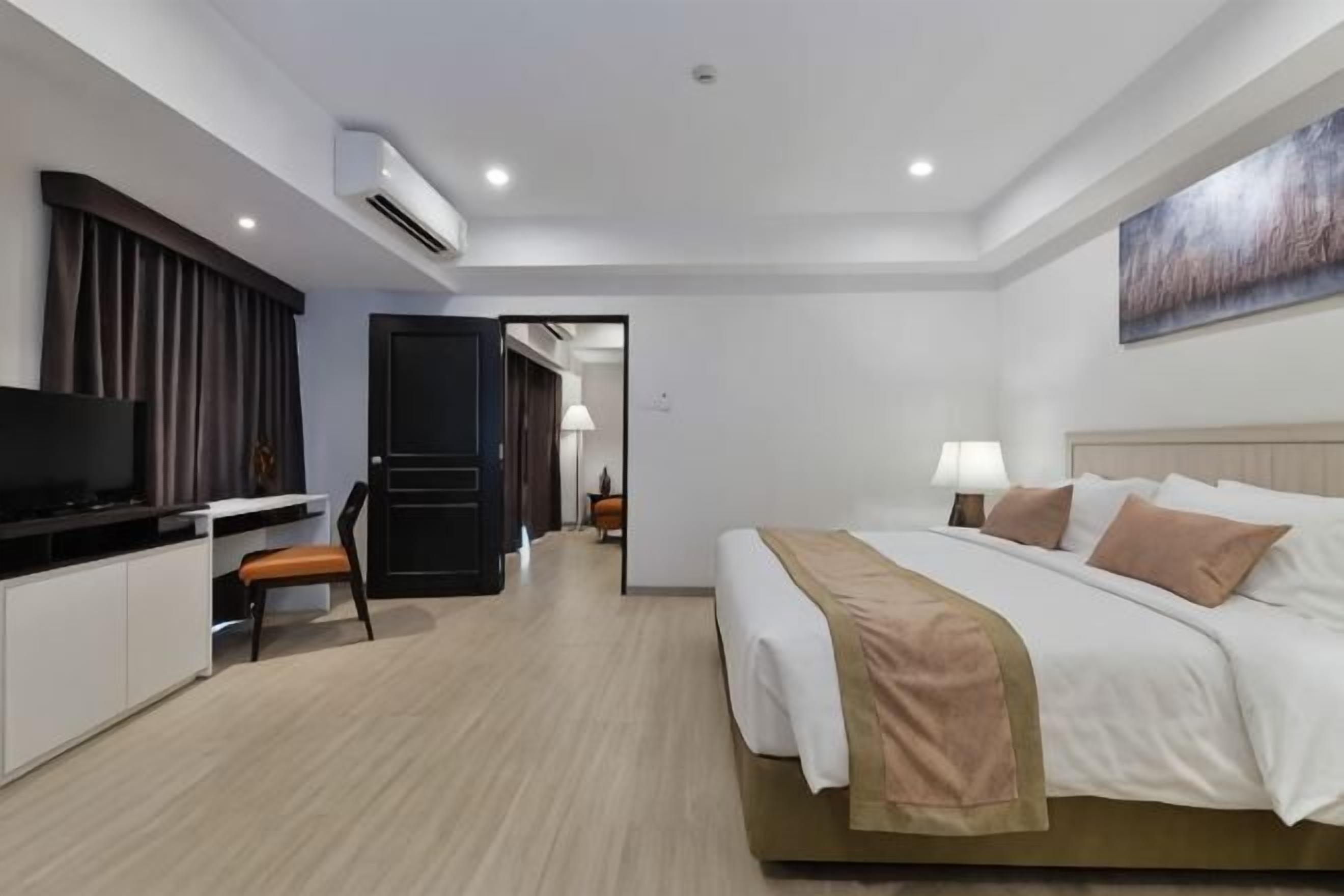 Ropa de cama de alta calidad, caja fuerte, escritorio y cortinas opacas