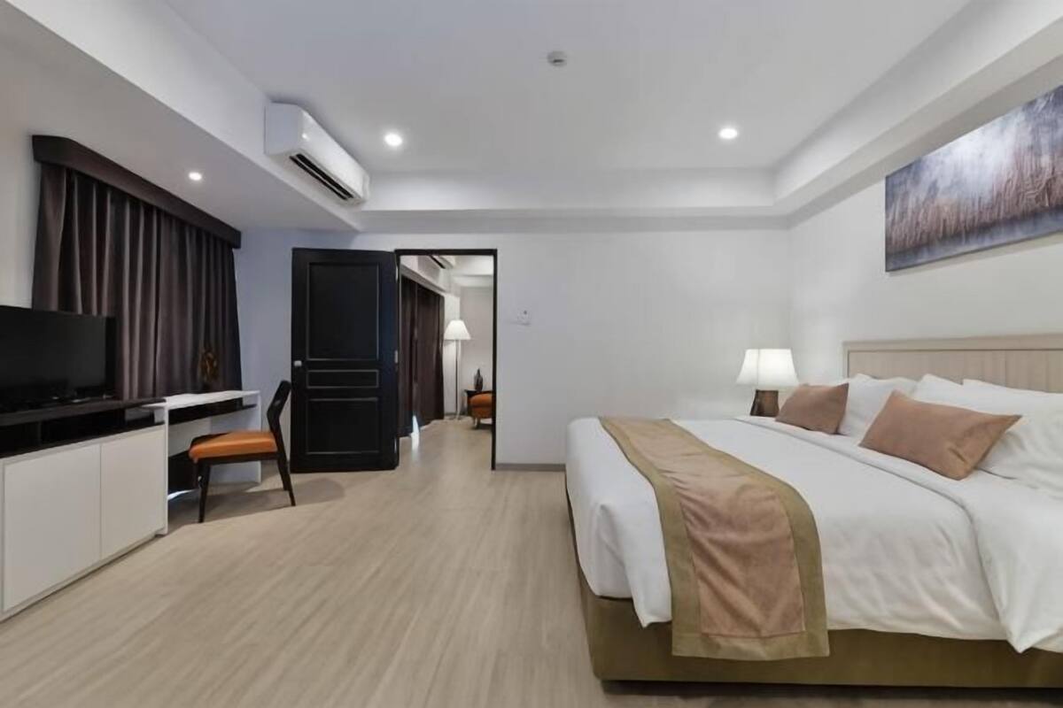 Premium bedding, in-room safe, desk, blackout drapes
