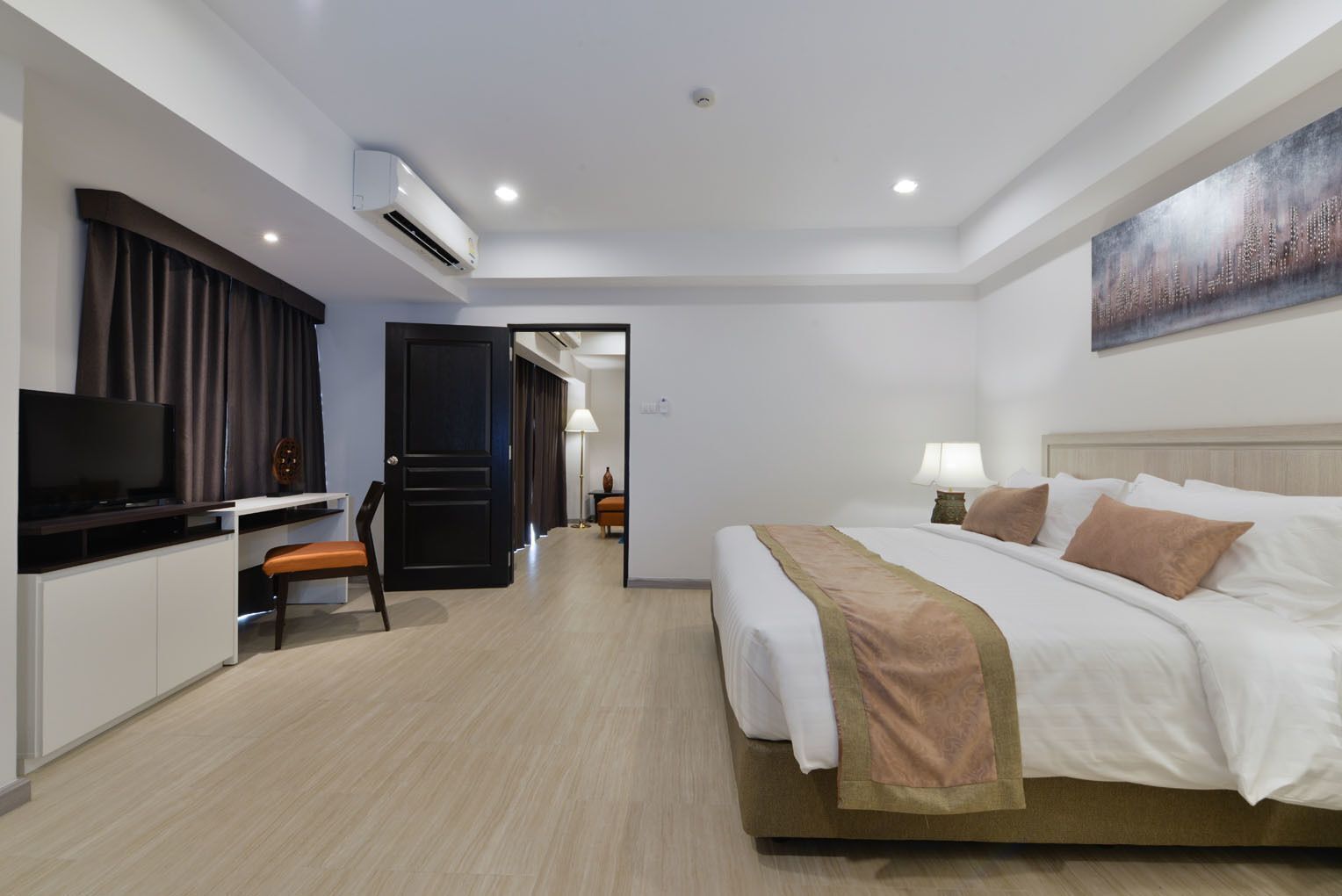 Premium bedding, in-room safe, desk, blackout curtains