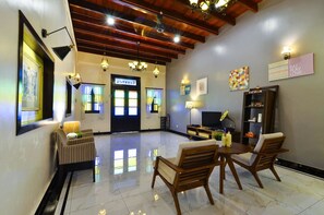 高級別墅 | 客廳 | 38 吋LED 電視連衛星電視頻道、電視