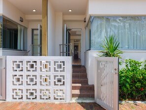 Habitació, al costat de la platja | Caixa forta a l'habitació, escriptori i cortines opaques 