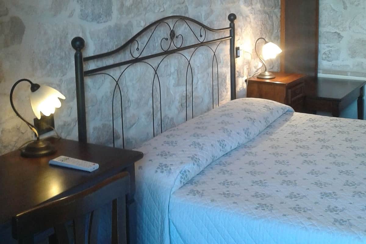 1 bedroom, premium bedding, desk, free WiFi