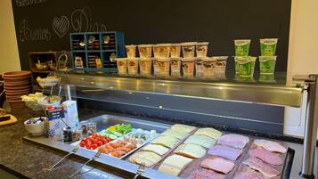 Un bufé con diversos alimentos y productos lácteos.