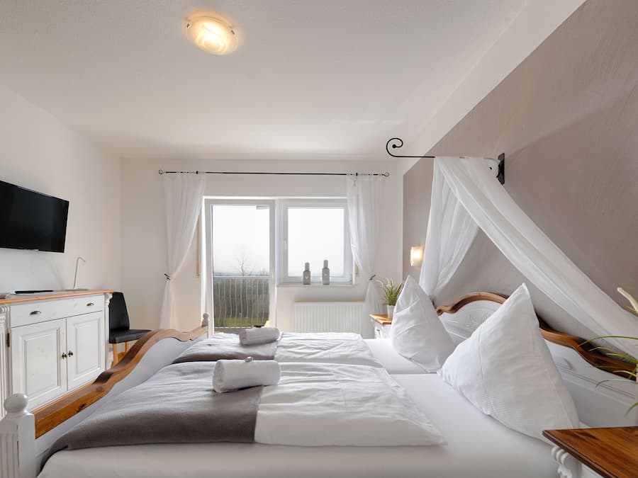 Honeymoon Suite | In-room safe, iron/ironing board, cribs/infant beds, rollaway beds