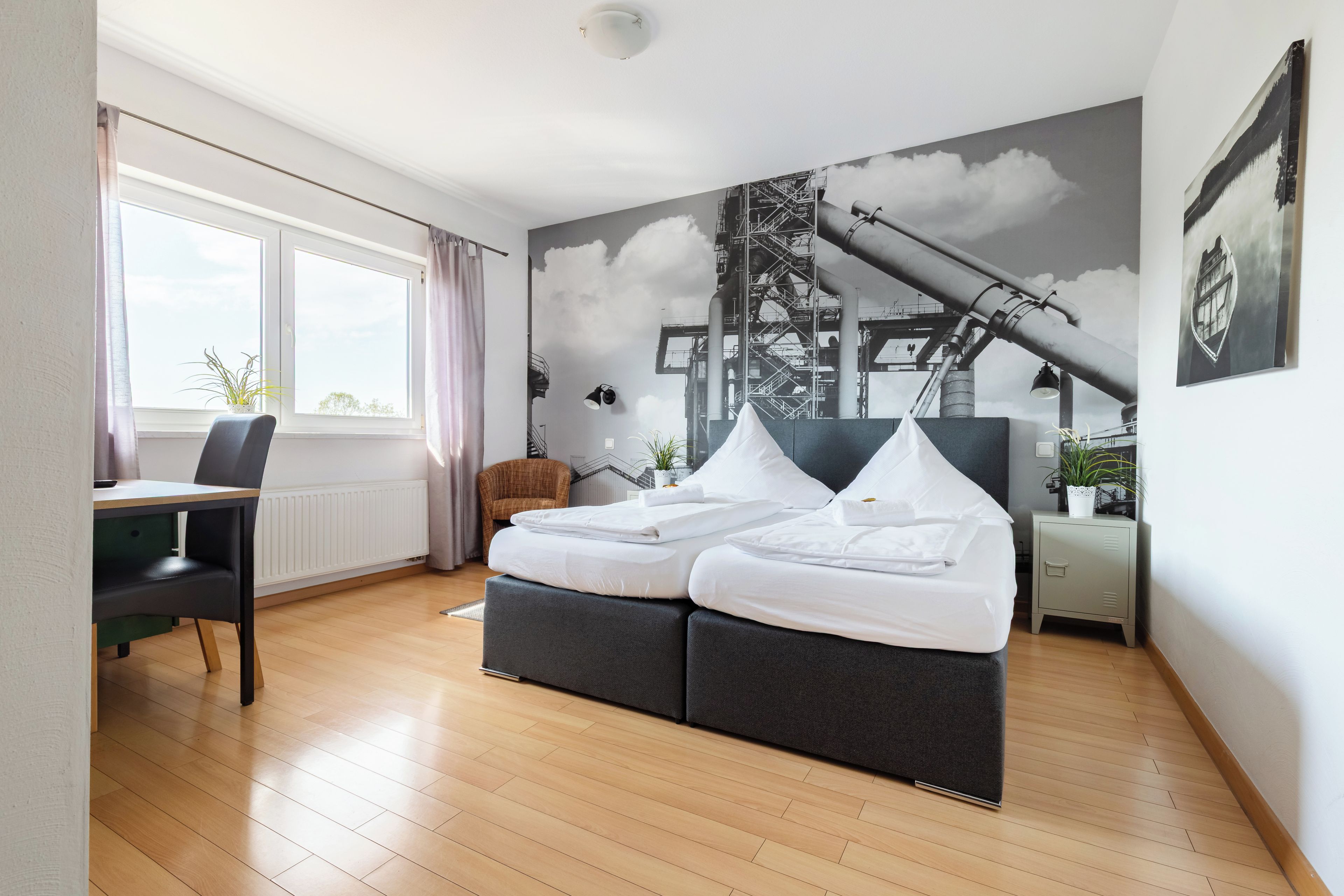Ein modernes Schlafzimmer mit einem Bett, einem Schreibtisch und einem Stuhl.
