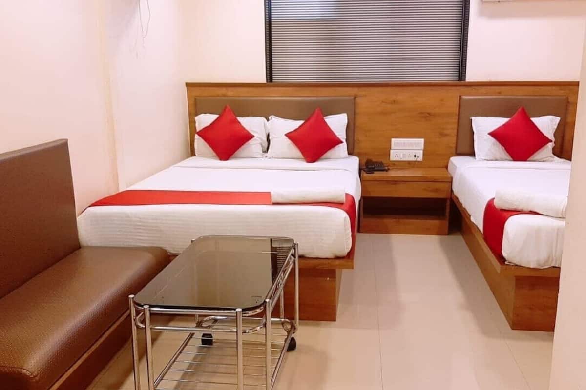Quarto triplo luxo | 1 quarto, escrivaninha, camas extras/dobráveis (sobretaxa)