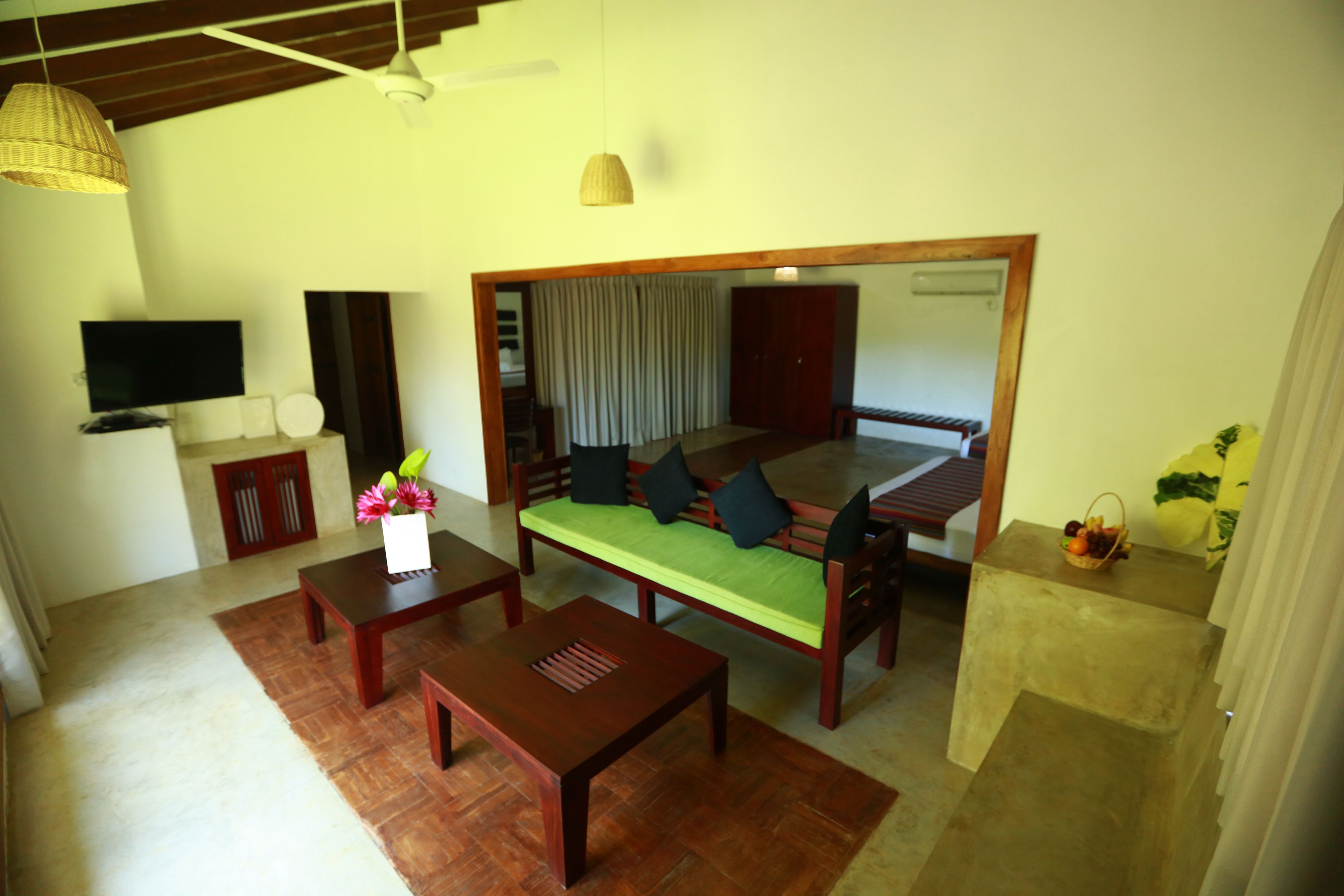 Suíte família, 3 quartos, vista para o jardim | Área de estar | TV de tela plana, lareira, filmes pagos