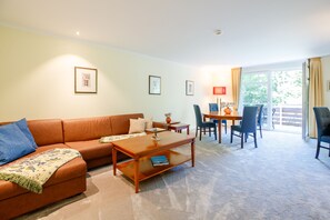 Minibar, in-room safe, desk, blackout drapes - Kurhaus am Inselsee (Guestrow)