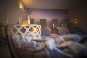 Kroppsbehandlinger, kroppsinnpakning og kroppsskrubb