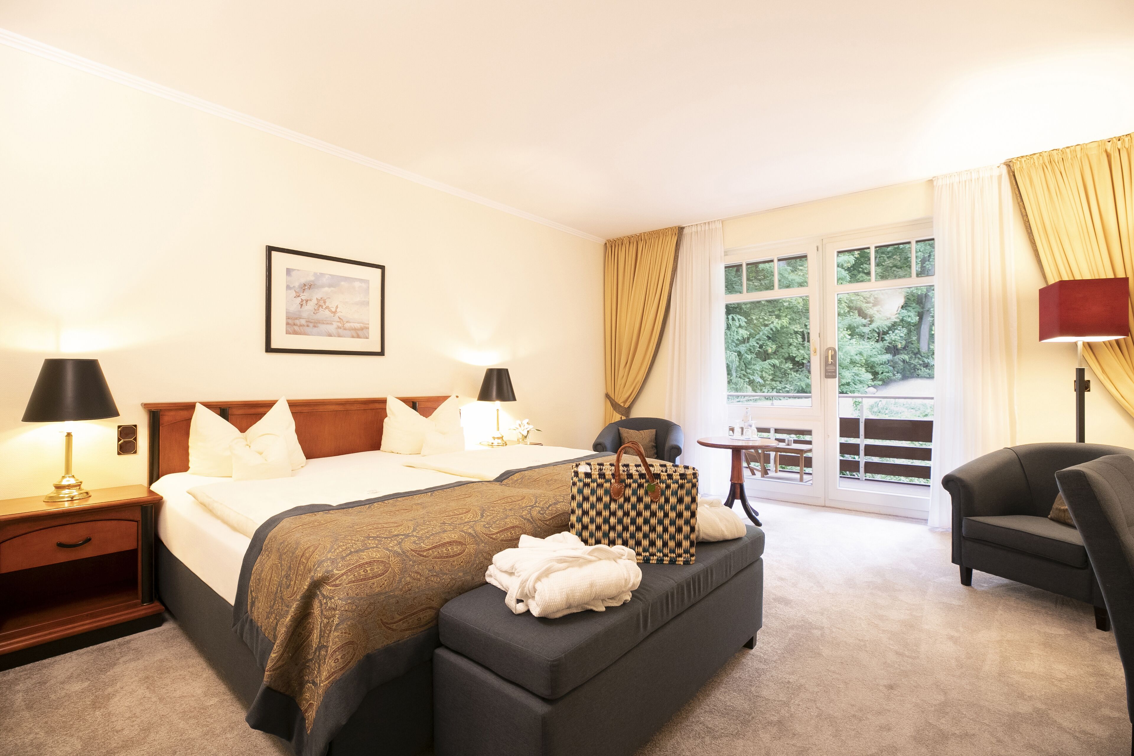 Standard Double Room, Non Smoking (Forestside) | Minibar, in-room safe, desk, blackout drapes