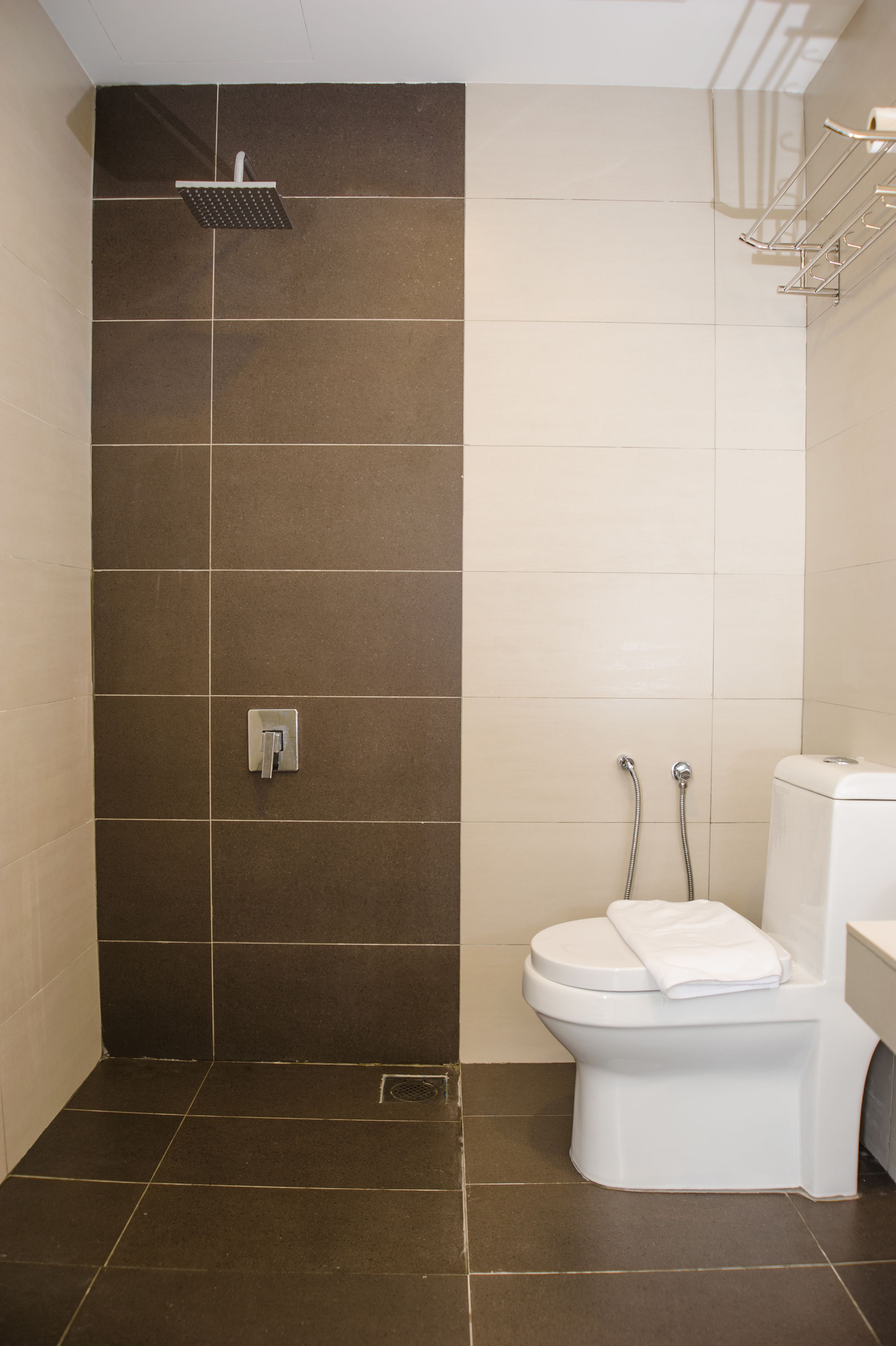 shower, rainfall showerhead, free toiletries, towels