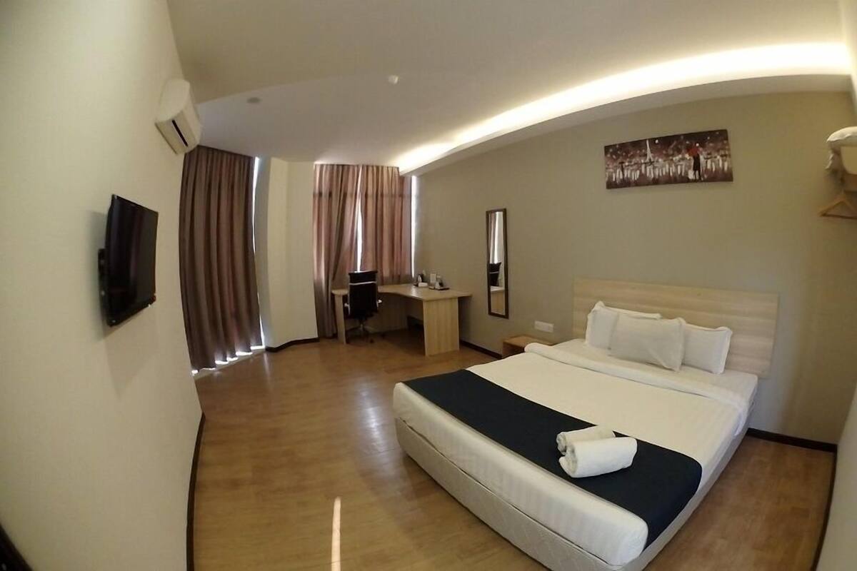 Habitación Deluxe, 1 cama de matrimonio grande | Escritorio, sistema de insonorización, tabla de planchar con plancha
