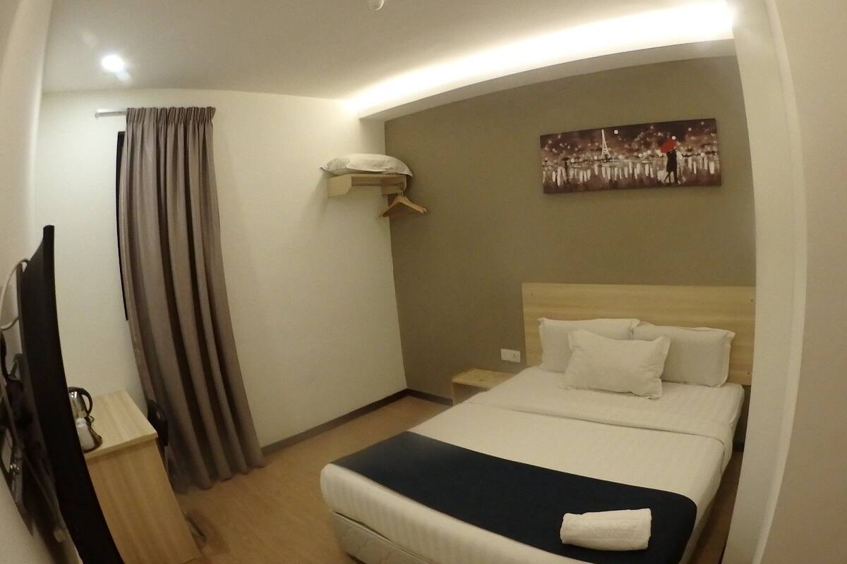 Habitación Deluxe, 1 cama de matrimonio | Escritorio, sistema de insonorización, tabla de planchar con plancha