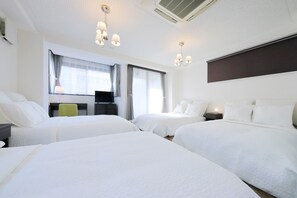 Een hotelkamer met twee bedden, een bureau en een televisie.