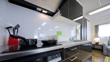 Apartamento luxo | Cozinha americana privada | Geladeira grande, micro-ondas, cooktop, chaleira elétrica