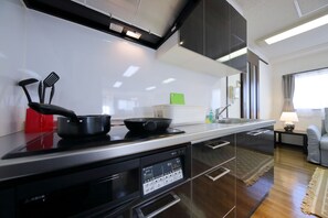 Deluxe-huoneisto | Yksityinen keittonurkkaus | Täysikokoinen jääkaappi, mikroaaltouuni, liesi, vedenkeitin