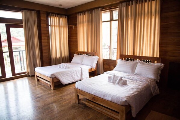 Habitación | Sábanas italianas Frette, camas con pillow-top y escritorio