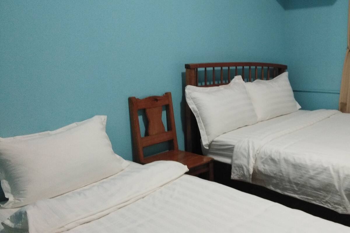 Habitación (Blue) | Sábanas italianas Frette, camas con pillow-top y escritorio