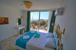 Lyxvilla - 3 sovrum - havsutsikt | 1 sovrum, värdeförvaringsskåp på rummet, skrivbord och ljudisolering