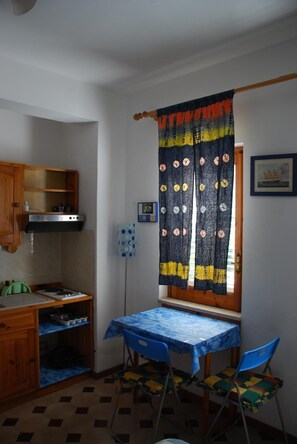 Tủ lạnh, bếp nấu, ấm điện, dụng cụ nấu nướng/bát dĩa/dao nĩa